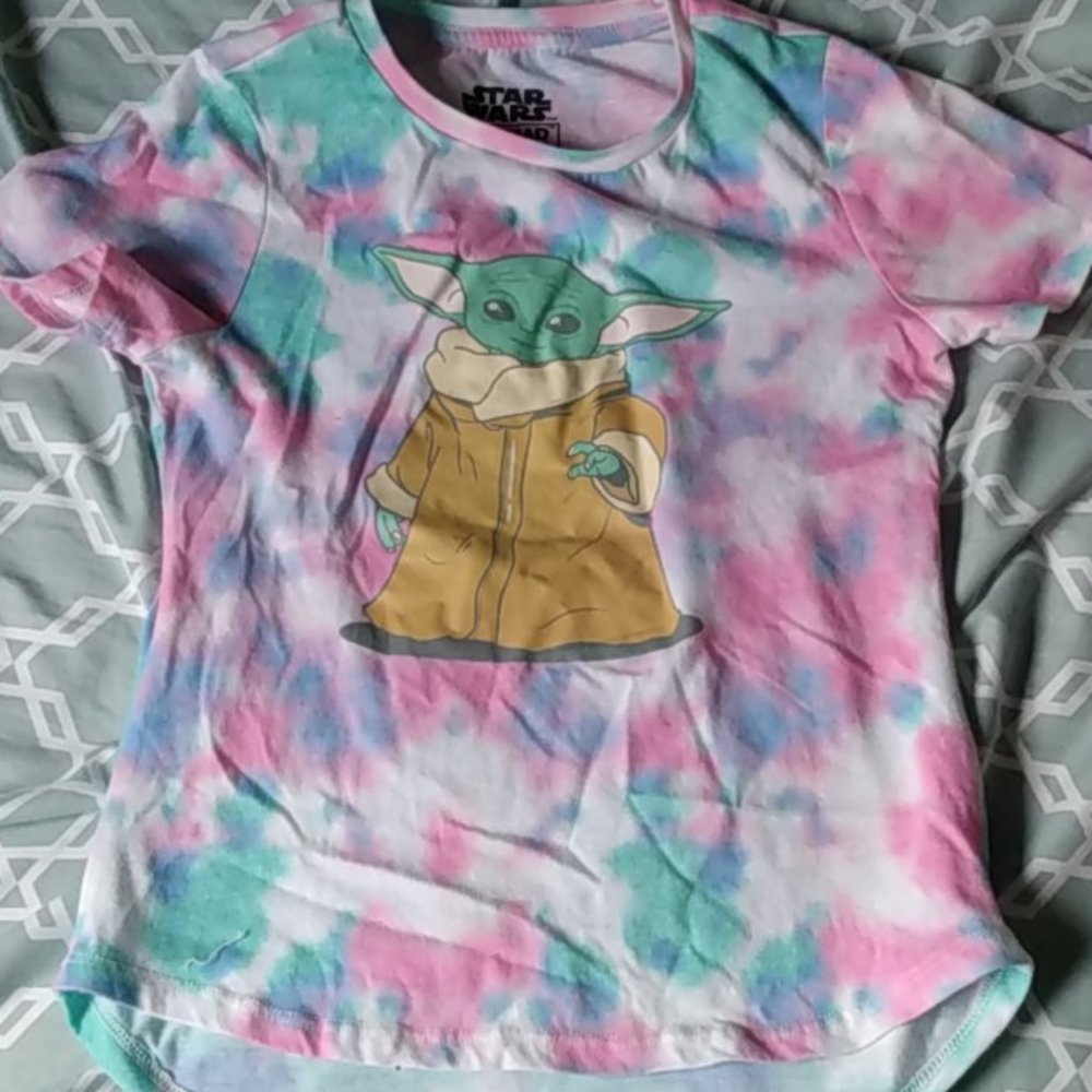 A baby yoda short sleeve
